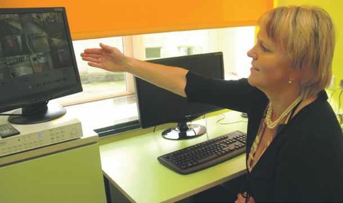 Retla põhikooli õpilaskodu juhataja Eda Hunt näitab, et arvutiekraanilt saab kasvataja lihtsalt jälgida mis toimub kodu üldkasutatavates ruumides ja majaga piirneval õuealal. Foto: Teet Reier