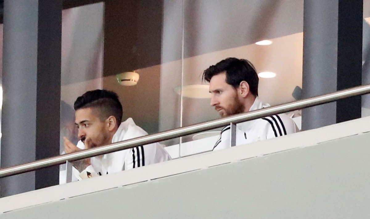 Lionel Messi (paremal) jälgimas tribüünilt Argentina ja Hispaania kohtumist.