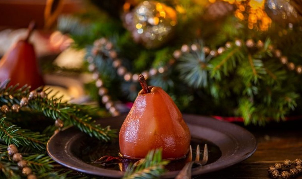 Hõõgveinis hautatud pirn maitsev jõulupäraselt ja põnevalt.