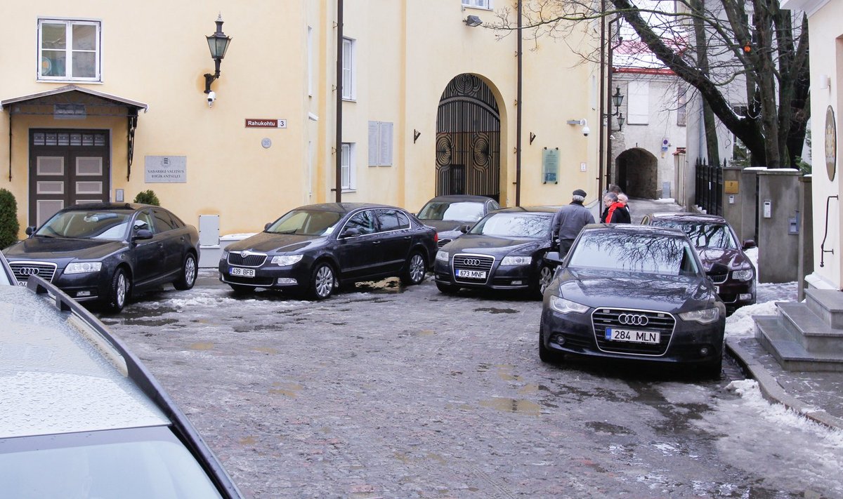 Ministrite autod Stenbocki maja ees