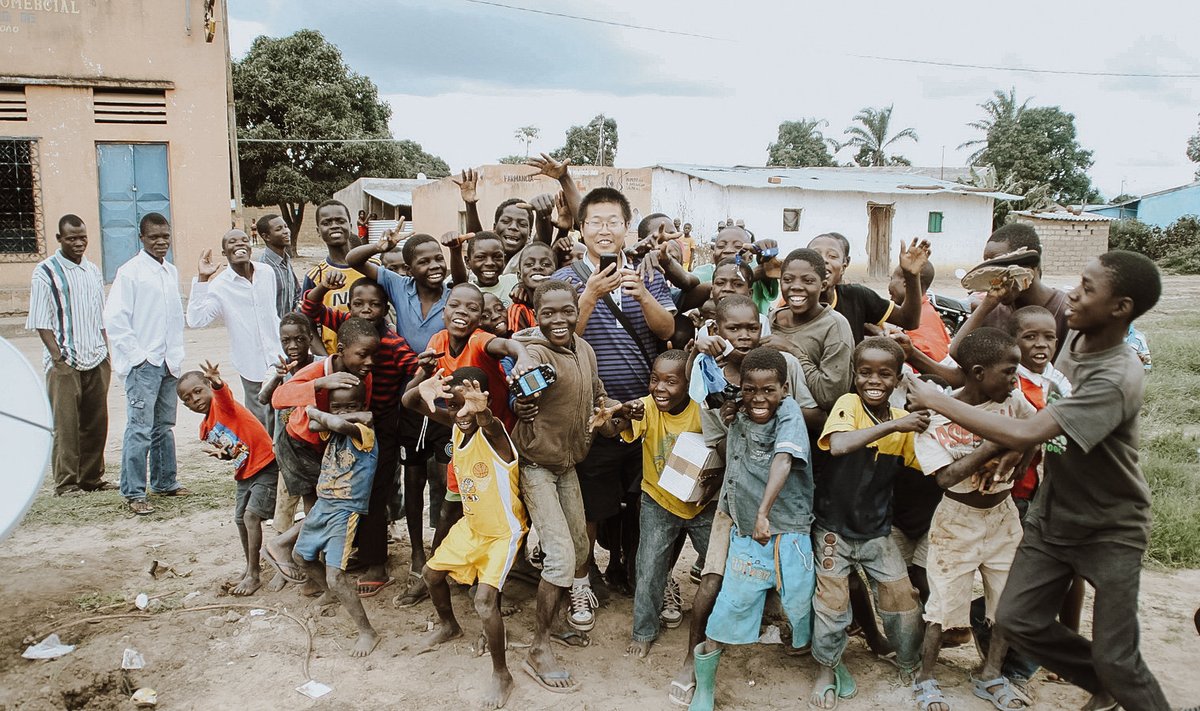 Huawei õpetab Aafrika lastele kuidas telefone kasutada.