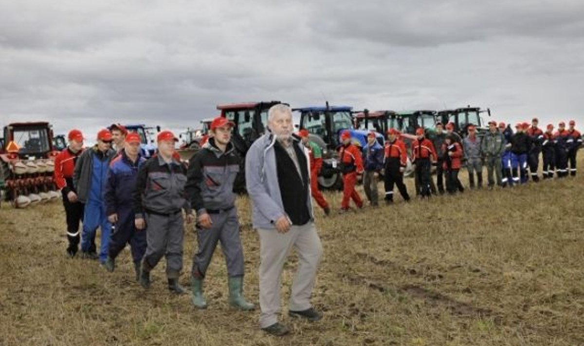 Eesti Künniseltsi esimehe Arvi Tammeli järel marssisid kündjad põllumajandusministri kõnet kuulama. 