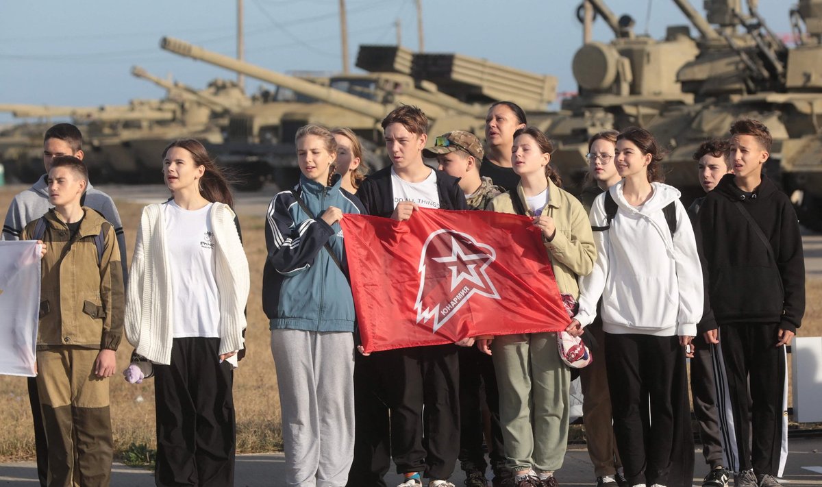 Okupeeritud Sevastopoli (Krimm) kooliõpilased Vene sõjalis-patriootliku programmi „Tulevaste komandöride „ treeningul.