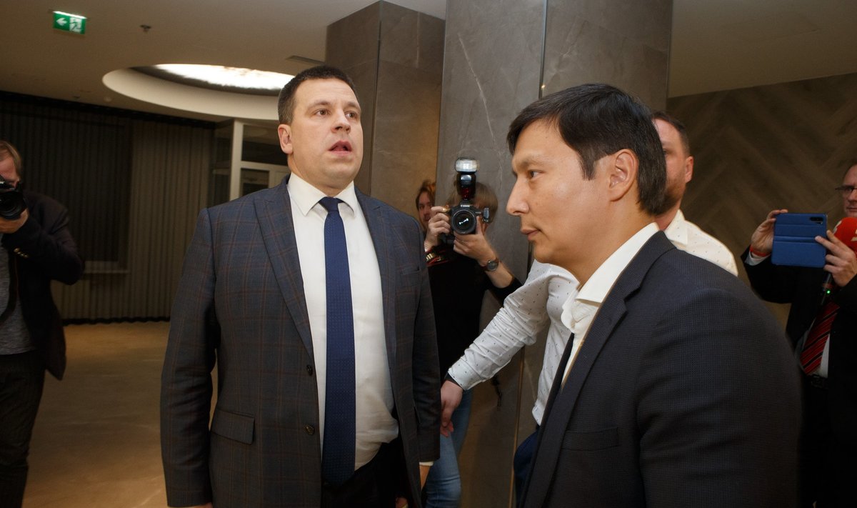 Jüri Ratas ja Mihhail Kõlvart 2021. aastal Keskerakonna valimispeol.