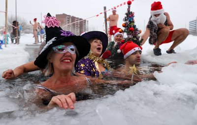 Novosibirskis tähistati lääne jõule talisuplusega jõuluvana kostüümides. Lääne-Siberis asuvas linnas on külmakraade täna Eestiga umber võrdselt, jäädes -10 kraadi ringi.