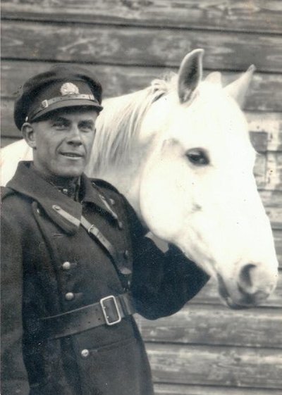 Et mõisatöölise pojana oli August Mahlal hobustega küllalt tegemist olnud, siis sobis teenistus Tartu ratsarügemendis hästi. Nõnda juhtuski, et kui aasta sai täis, tehti Augustile ettepanek jätkata rügemendis üleajateenijana. Nii kestis teenistus veel neli aastat kuni Eesti kaitseväe likvideerimiseni 1940. aasta suvel.
