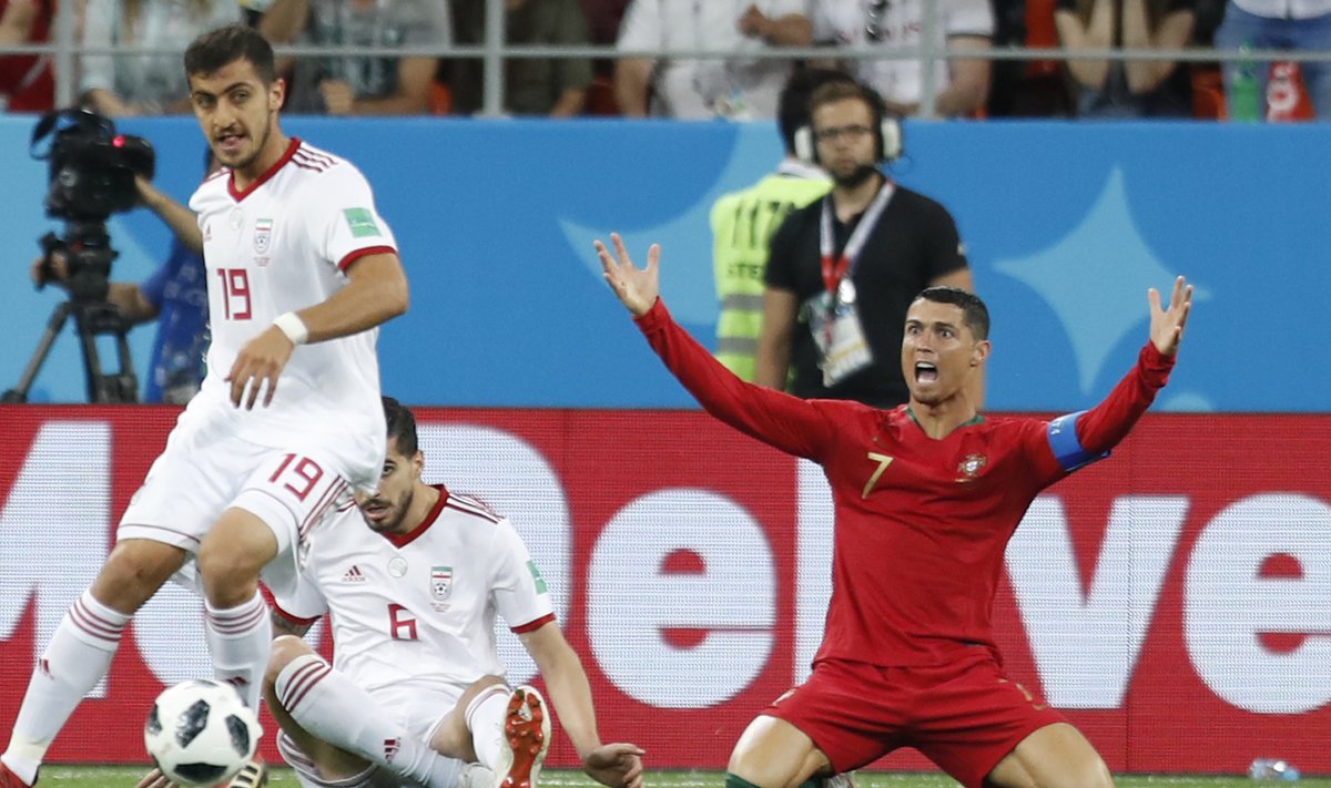Cristiano Ronaldo (paremal) sai penalti lüüa ja pääses punasest kaardist – kõik tänu VAR-ile.