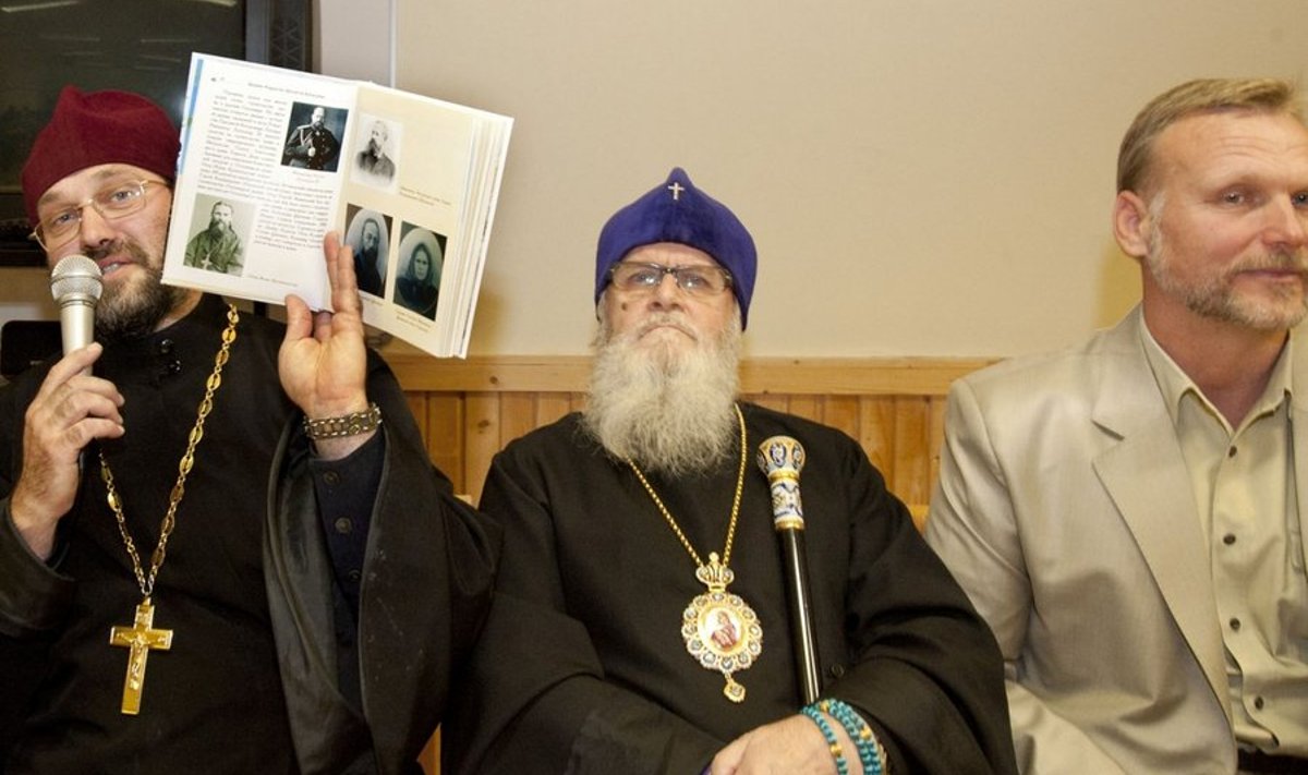 Alajõe kirku preester Jakob Metstalu raamatuga, kõrval metropoliit Kornelius ja raamatu koostaja. Foto: Johannes Haav