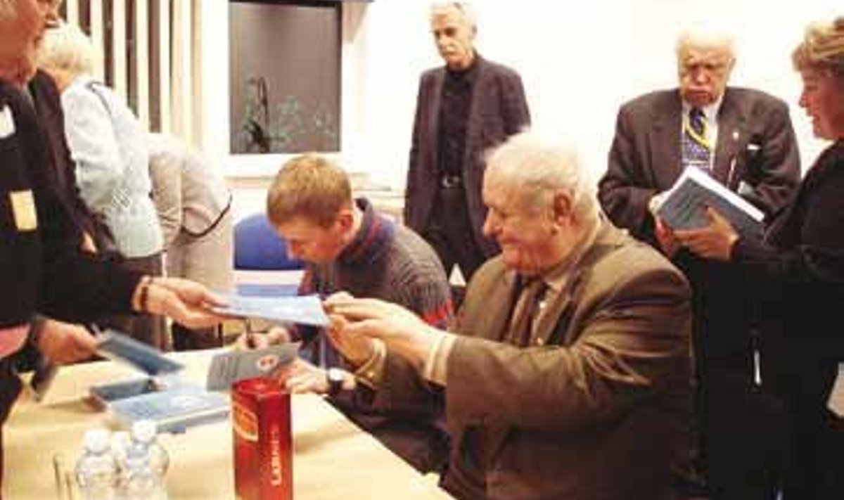 Peeter Böckler ja Mark Vint annavad autogramme. (foto: Viimsi Teataja)