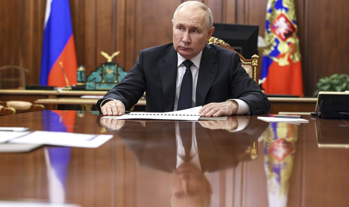 Putin Moskvas väidetaval kohtumisel enda asetäitja ja tööstus- ning kaubandusminister Denis Manturoviga 24. oktoobril. 