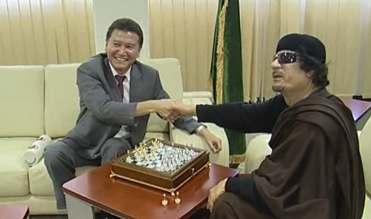 Kirsan Iljumžinov mängimas malet endise Liibüa liidri Muammar Gaddafiga