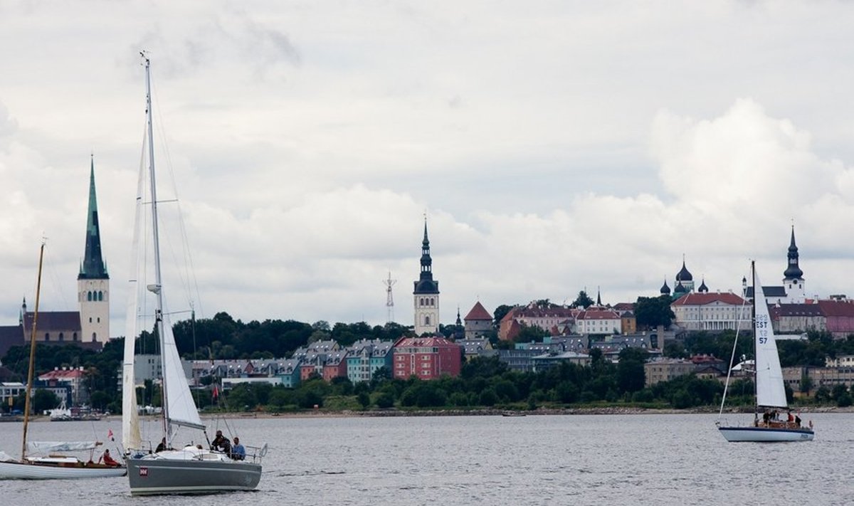2011 Muhu väina regati seitsmes päev, Tallinna ringi start ja finish, sadamamelu, huvitavad pealtvaatajad :-)