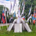 Латвийские политики заменили государственный флаг Беларуси на бело-красно-белый