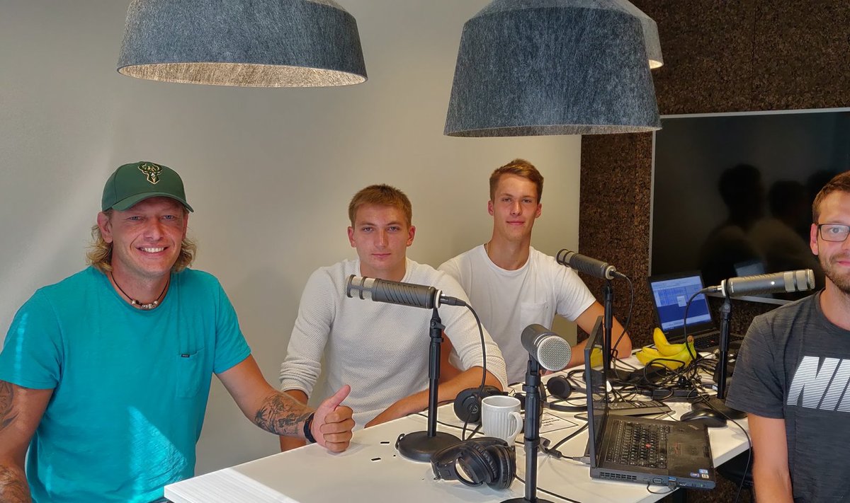 Rivo Vesik, Timo Lõhmus, Märt Tammearu ja Karl Rinaldo Manta maja stuudios.