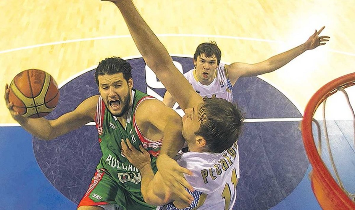 Kalojan Ivanov (rohelises) on üks Bulgaaria meeskonna alustala.