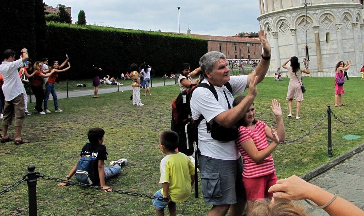 Turistid Pisa torni "toetamas".