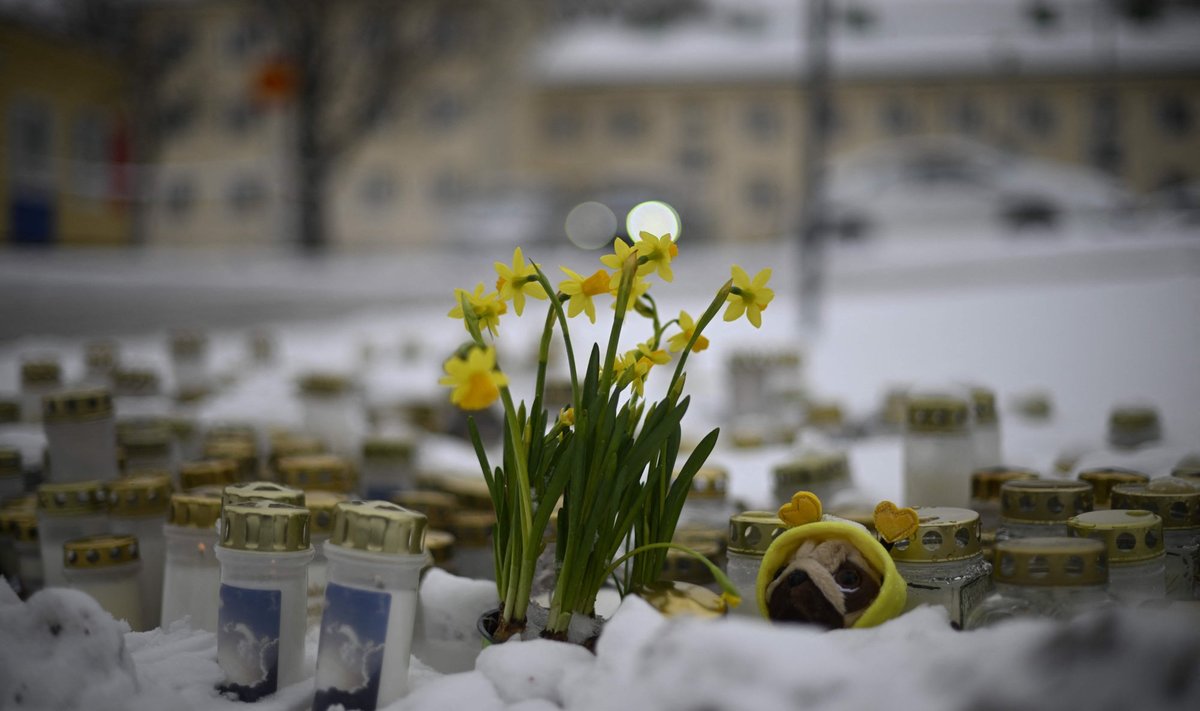 Lilled ja küünlad Vantaa kooli juures 3. aprillil