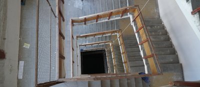Лестница в закрытом здании бывшего завода "Балтиец"