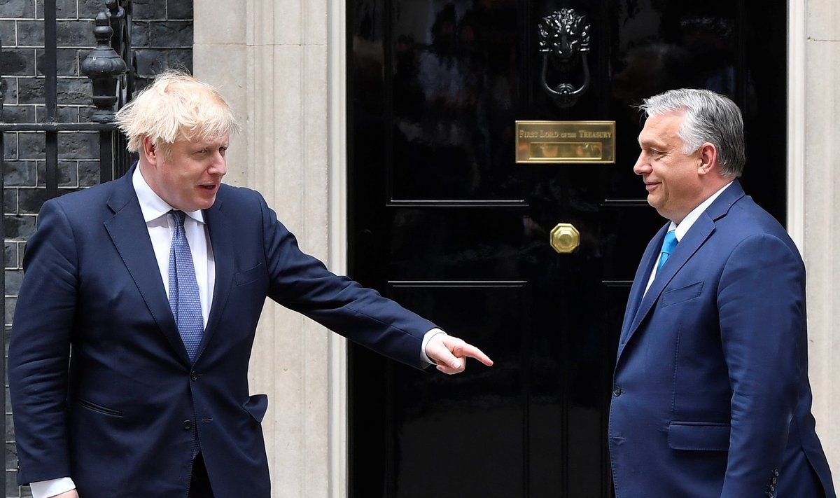 KUNAGISED LIITLASED: Suurbritannia valitsusjuht Boris Johnson tervitab Downing Streetil Ungari peaministrit Viktor Orbanit. Anne Applebaum analüüsib raamatus "Demokraatia videvik", mis nende kahe mehe maailmavaatega juhtus.