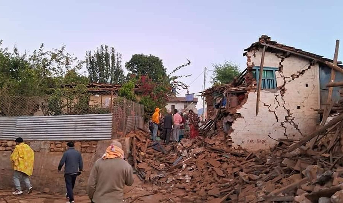 Jajarkoti piirkonnas, kus asus maavärina kese, hukkus vähemalt 99 inimest.