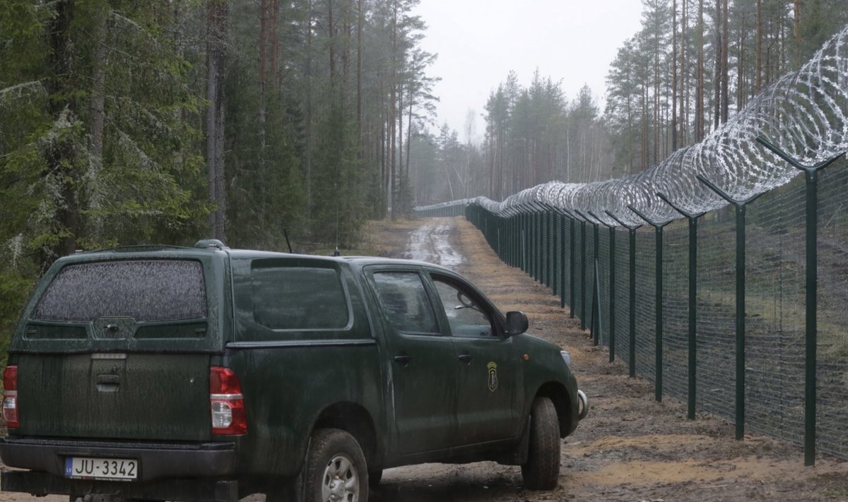 Illustreerival eesmärgil: Läti piiripatrulliauto Läti-Vene piirile ehitatud piirdeaia juures (Foto: REUTERS)