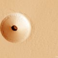 Elu Marsil? NASA pildistas mõistatuslikku suurt auku planeedi pinnal