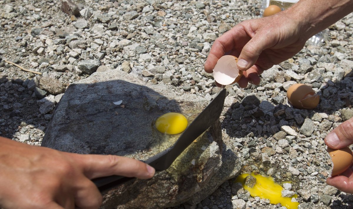 Tourists try frying egg on rock in Death Valley
