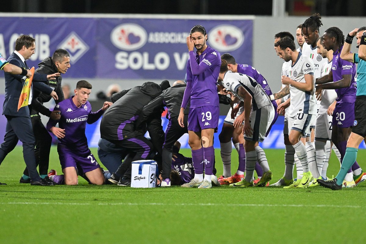 Sono stabili le condizioni del calciatore italiano, collassato durante la partita