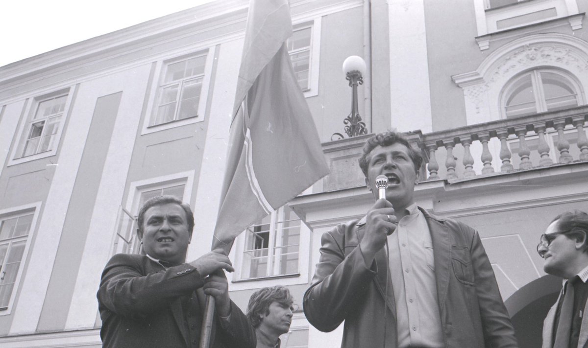 15. mai 1990. Nõukogude korra veendunud pooldaja Mihhail Lõssenko (keskel mikrofoniga) juhtimisel tungisid Interrinde poolehoidjad Toompeale, et vallutada Eesti valitsuse ja ülemnõukogu hoone.