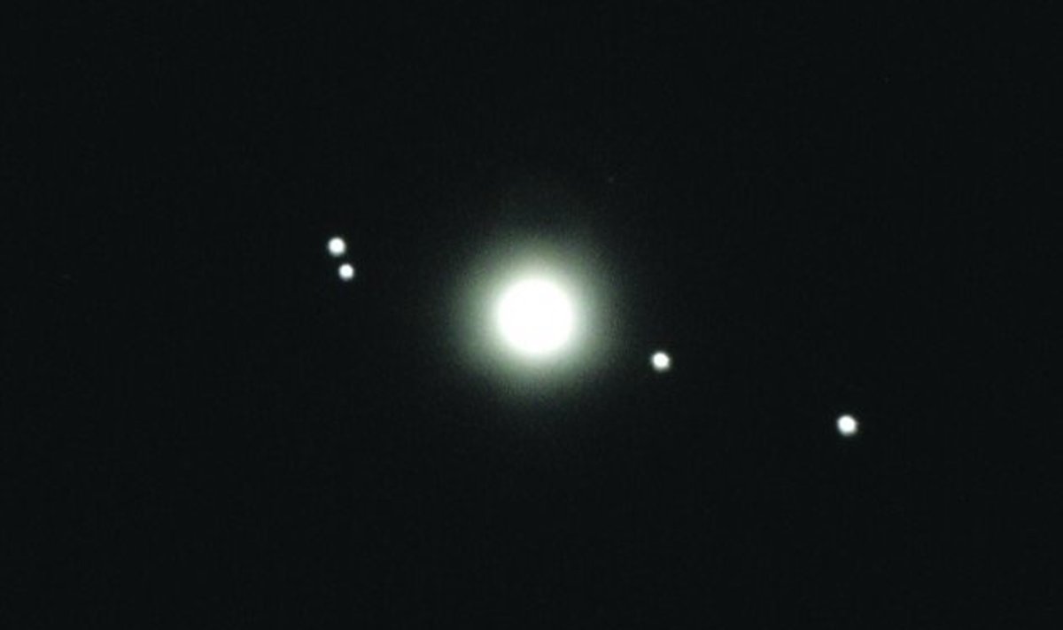 Vaade teleskoobist. Vasakult paremale: Europa, Kallisto, Jupiter, Io, Ganymedes. Foto: MYASTRONOMY.INFO