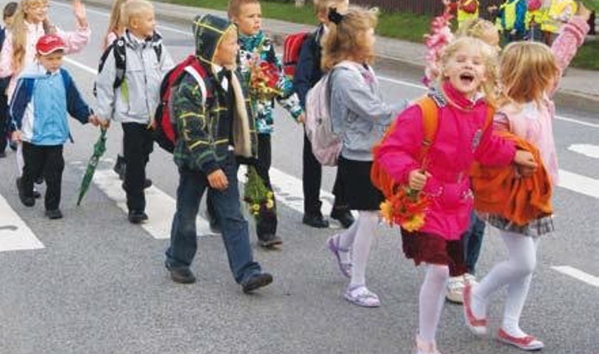 1. septembri rongkäigus saab vaadata uhkelt nii kaamera kui endiste lasteaiakaaslaste poole. Foto: Kalmer Märtson