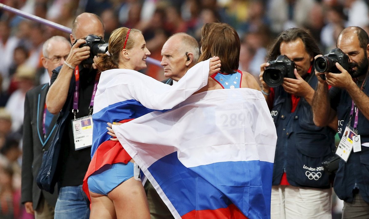Londoni olümpial 800 meetri jooksus võidutsenud Maria Savinova (paremal) ja pronksi saanud Jekaterina Poistogova. Kui Savinova tulemus tühistatakse, saab kulla kõmuline Caster Semenya.