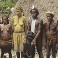 Paapua Uus-Guineal nüsis tütar sarivägistajast isal pussnoaga pea otsast