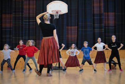 Mandrile minnes ütlevad lapsed, et lähevad linna. Mis linna? „Ei-noh, linna ju!” teatatakse vastuseks. Täiskasvanud kõrvalt täpsustavad, millal see tähendab Pärnut ja millal Tallinna.