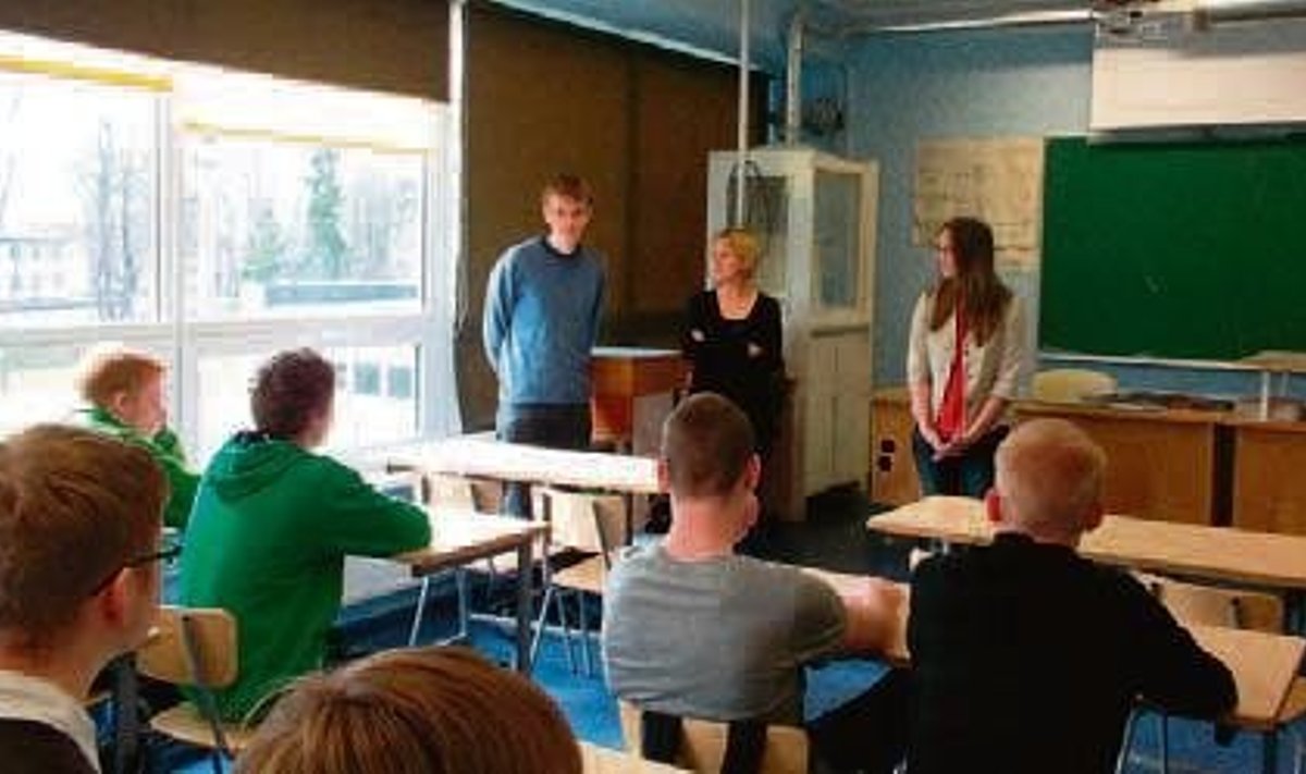 Eesti Päevalehe ajakirjanikud kohtumas Väike-Maarja Gümnaasiumi õpilastega. Foto: Ilve Tobreluts