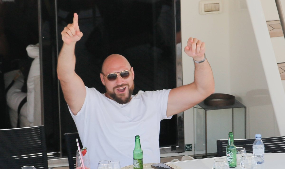 Tyson Fury mais Prantsusmaal pidutsemas. Aprillis lõpetas ta karjääri, kuid nüüd on ta meelt muutnud.