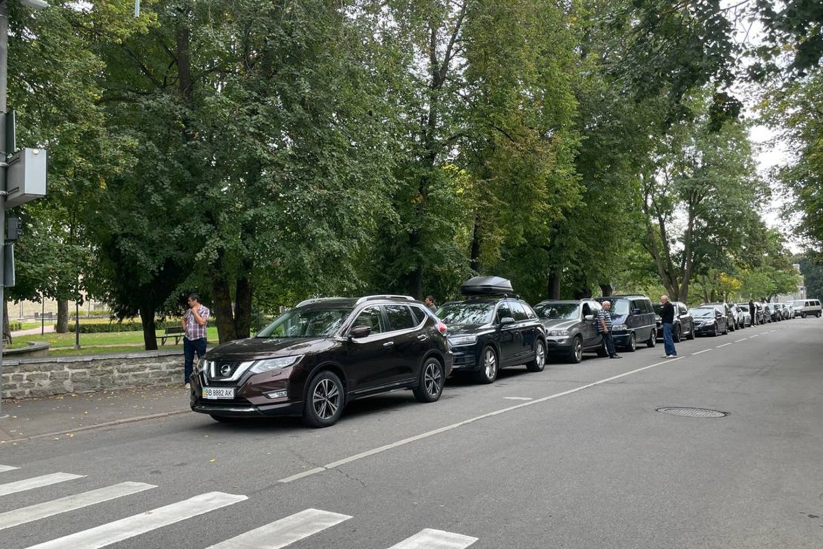 „Pakime asjad kokku ja lähme.“ Vene numbrimärgiga autode omanikke pahandab riiki sisenemise keeld