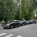 Пока не конфисковали: владельцы машин с российскими номерами увозят их из страны