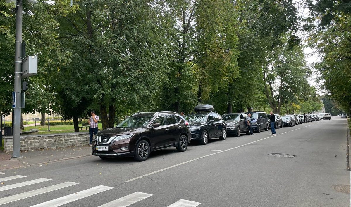 Alates kolmapäevast on Vene numbrimärgiga autodel keelatud riiki siseneda.