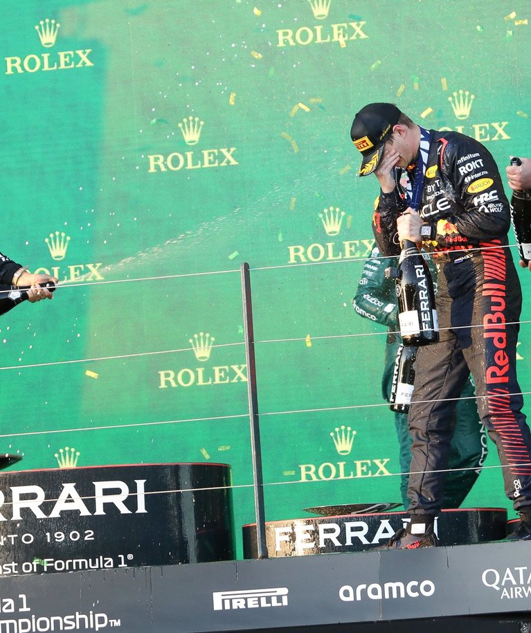 Lewis Hamilton, Max Verstappen ja Fernando Alonso said pärast kaootilist sõitu šampanjat pritsida.
