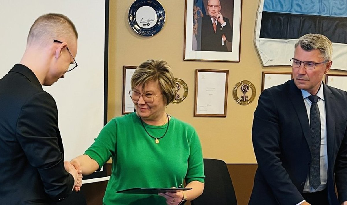 Нарвский депутат Игорь Андреев во время подписания апрельского коалиционного договора