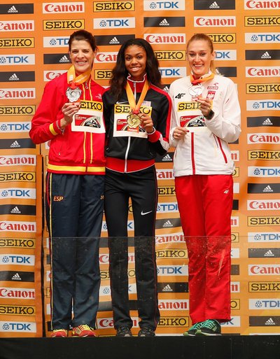 Medalikolmik: (vasakult) Ruth Betia, Vashti Cunningham ja Kamila Licwinko.