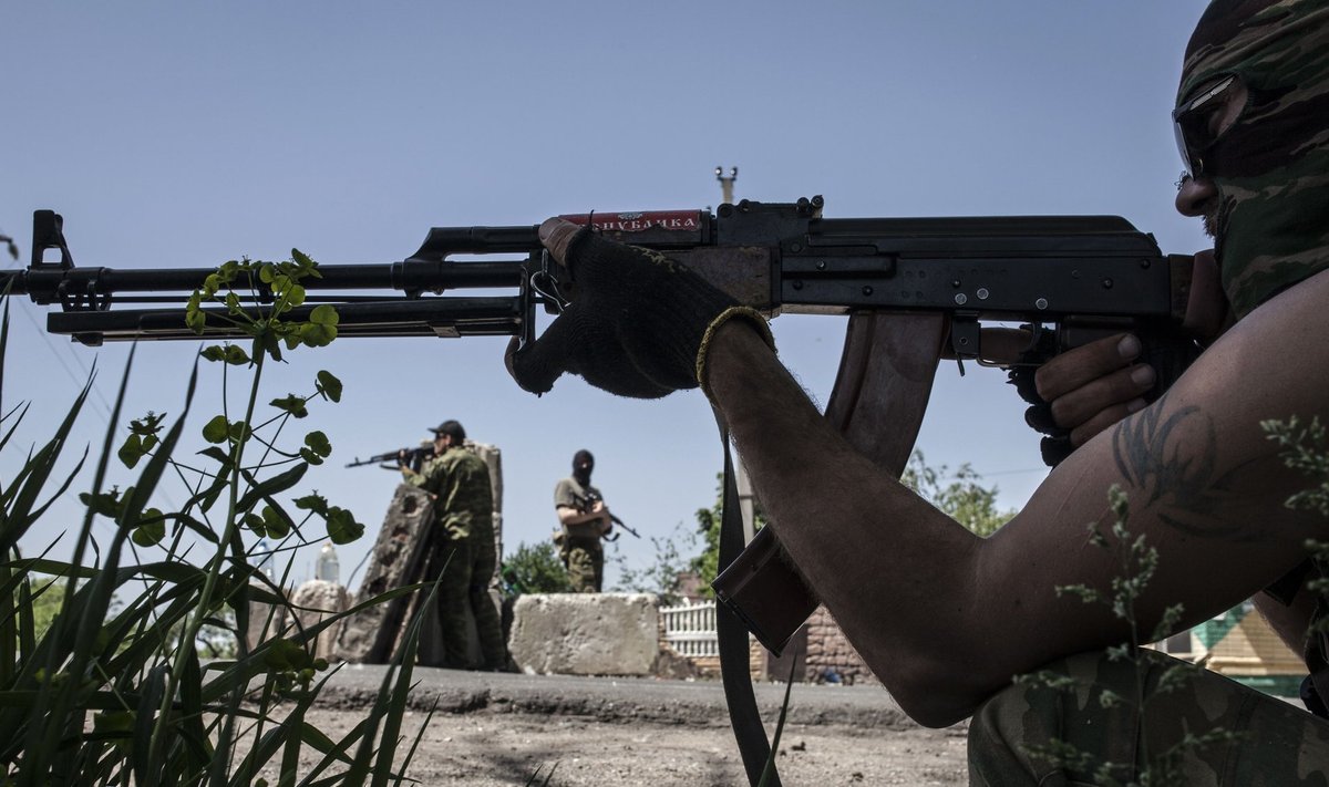 MUST JA OHTLIK TÖÖ: Vene sõdurid 2014. aastal Donetskis. Väidetavalt siirdusid paljud Ukrainas sõdinud mehed hiljem palgasõdurina Süüriasse.
