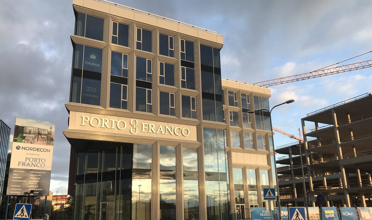 POOLELI: Keskuse juurde paigutatud tahvlite kohaselt peaks Porto Franco esimene etapp valmima juba kahe kuu pärast. Kompleksi teine pool on aga alles vundamendi tasemel. Peatöövõtja on börsifirma Nordecon.
