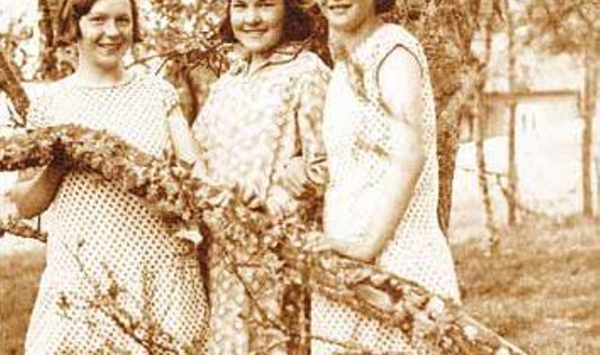 Naissaare tüdrukud Alice Luther, Signe Blees ja Helga Luther u 1930