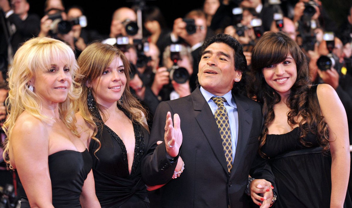 Diego Maradona 2008. aastal Cannes'i filmifestivalil koos abikaasa Claudia ning tütarde Dalma ja Gianninaga.