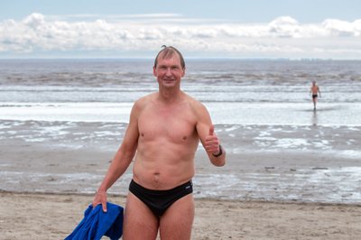Sõudmise maailmameister ja kahekordne olümpiahõbe Jüri Jaanson Pärnu rannas taliujumise festivalil.