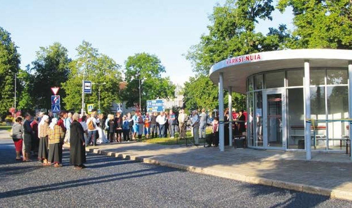 Et uus bussijaam on vallaelanikele tähtis, näitas ka avamisele tulnud suur rahvahulk. Foto: Margus Mõisavald