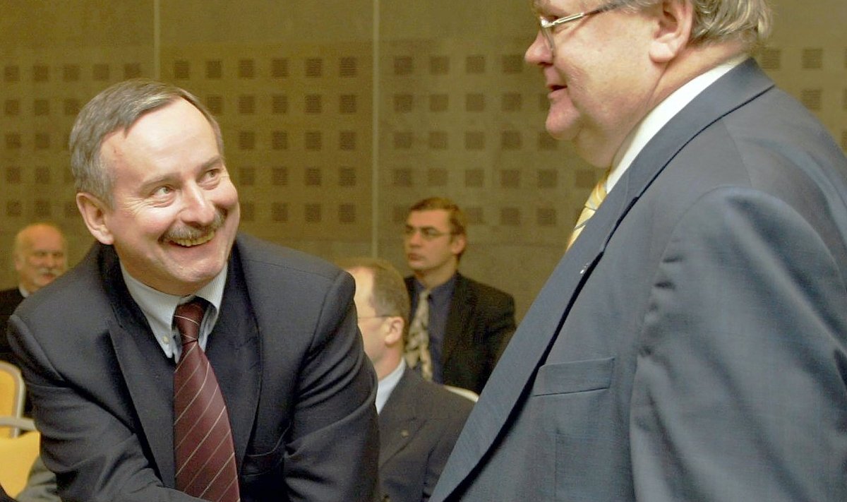 2002. aastal hülgas Siim Kallas (vasakul) vanad partnerid ja sai Edgar Savisaare abiga peaministriks.