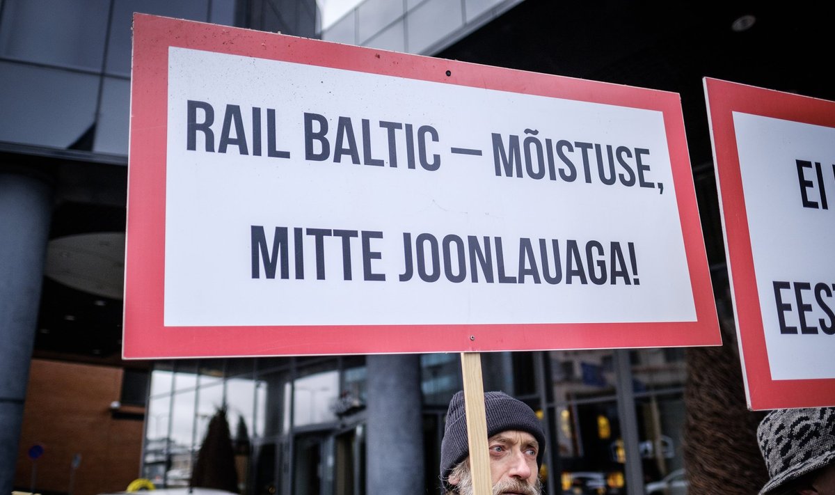 Lisaks avalikele pöördumistele, mis on riigikogule ja valitsusele saadetud, on Rail Balticu vastased tulnud ka tänavatele. Pildil Rail Balticu vastane protest 10. aprillil 2018